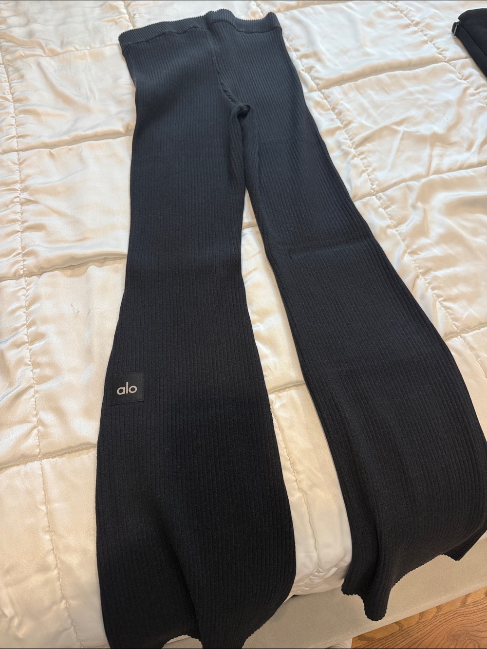 ALO Yoga Black Ribbed Flare Leggings with Scalloped Waist - Picture 4 of 4